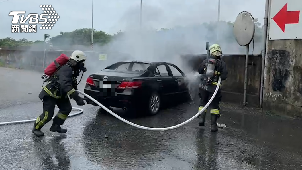 苗栗市橋下火燒車狂竄黑煙 駕駛座驚見1焦屍