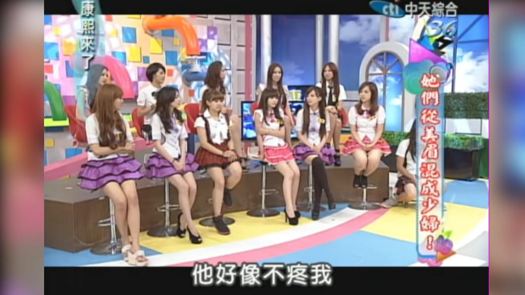 大牙(最後排右1)都未接話。(圖/翻攝自康熙來了)
