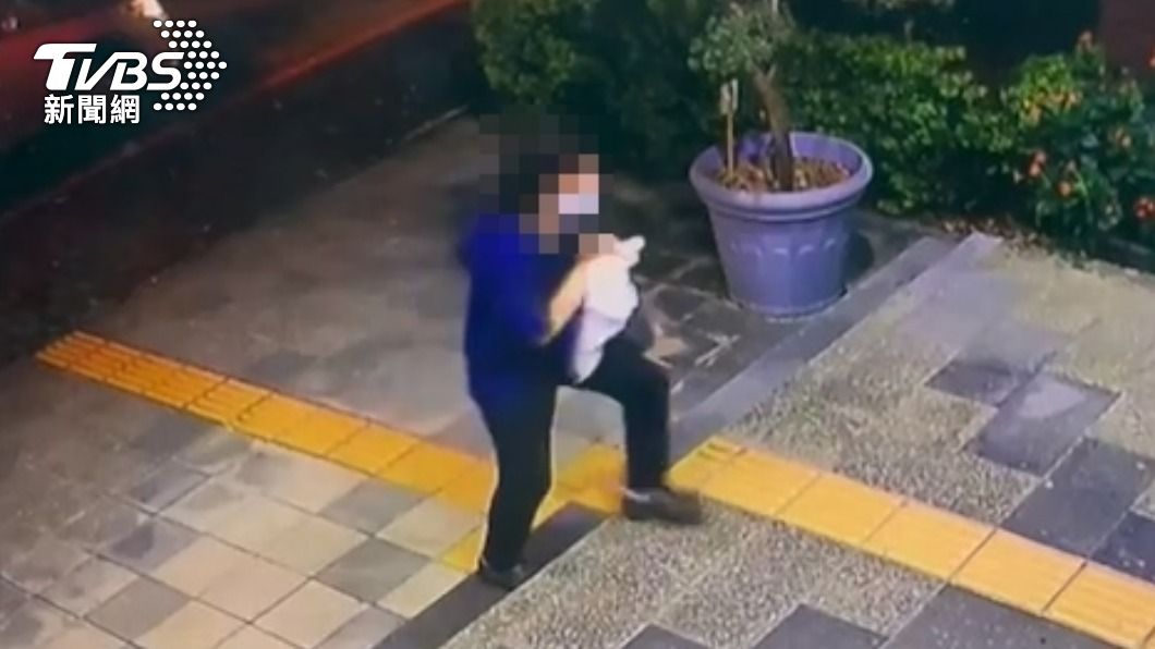 鑽孔機切斷小拇指!婦攜斷指衝派出所 員警鳴笛開道送醫