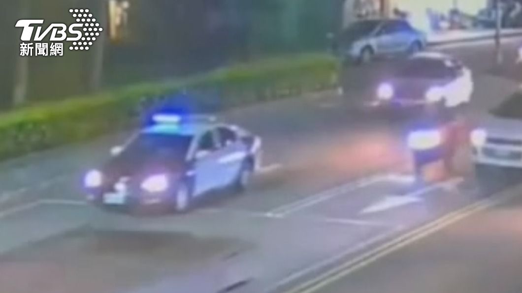 員警開巡邏車護送受傷婦人。(圖/TVBS)