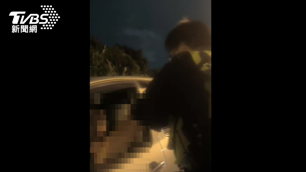 員警請劉男熄火並下車。（圖／TVBS）