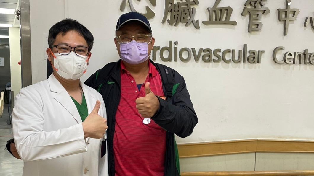 病人許先生(右)與心臟內科黃啟銘主任合影。(圖/院方提供)