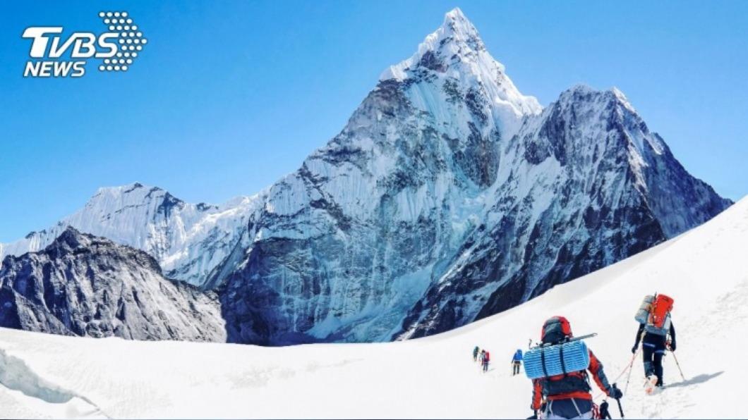 聖母峰即使充滿許多風險,仍有大批民眾前往登山。(圖/shutterstock達志影像)