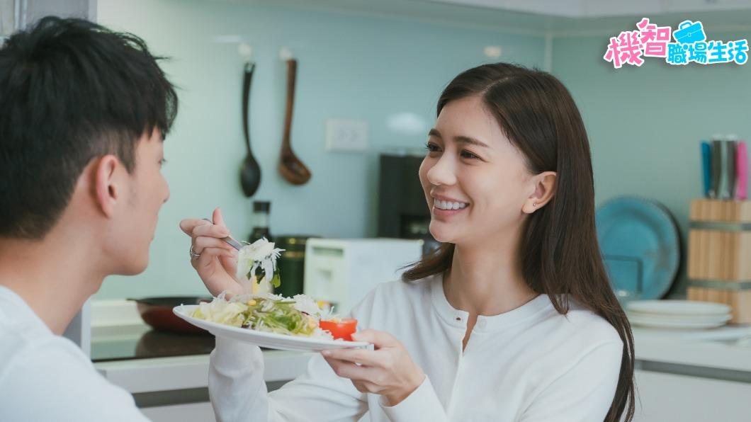 劇中鄭芯恩(右)沒有穩定工作,內心不安。(圖/LINE TV提供)