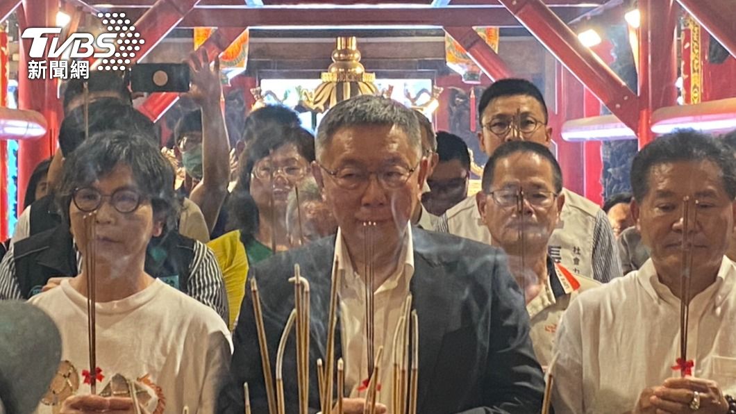 柯文哲到大甲鎮瀾宮參拜。(圖/賴慧津攝)