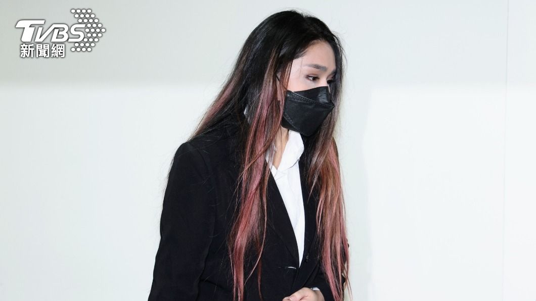 伊妍神情憔悴,透過記者會控訴廖峻性騷。(圖/趙世平攝)
