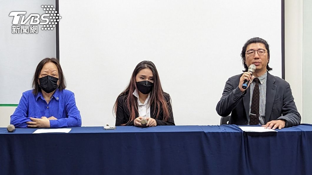 伊妍(中)在媽媽以及律師陪同下出席記者會。(圖/趙世平攝)