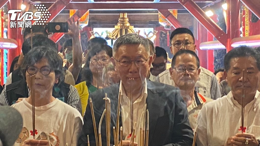 柯文哲(中)和蔡壁如(左)到大甲鎮瀾宮參拜。(圖/賴慧津攝)