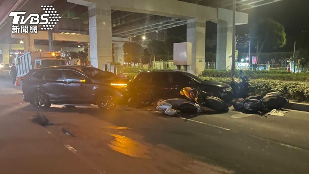 新北男深夜駕車突感不適!「保齡球式追撞」6汽機車全毀