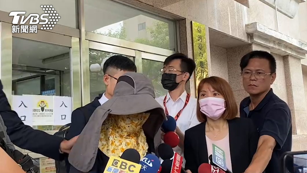 賴母的情緒有些激動。(圖/陳祁 攝)