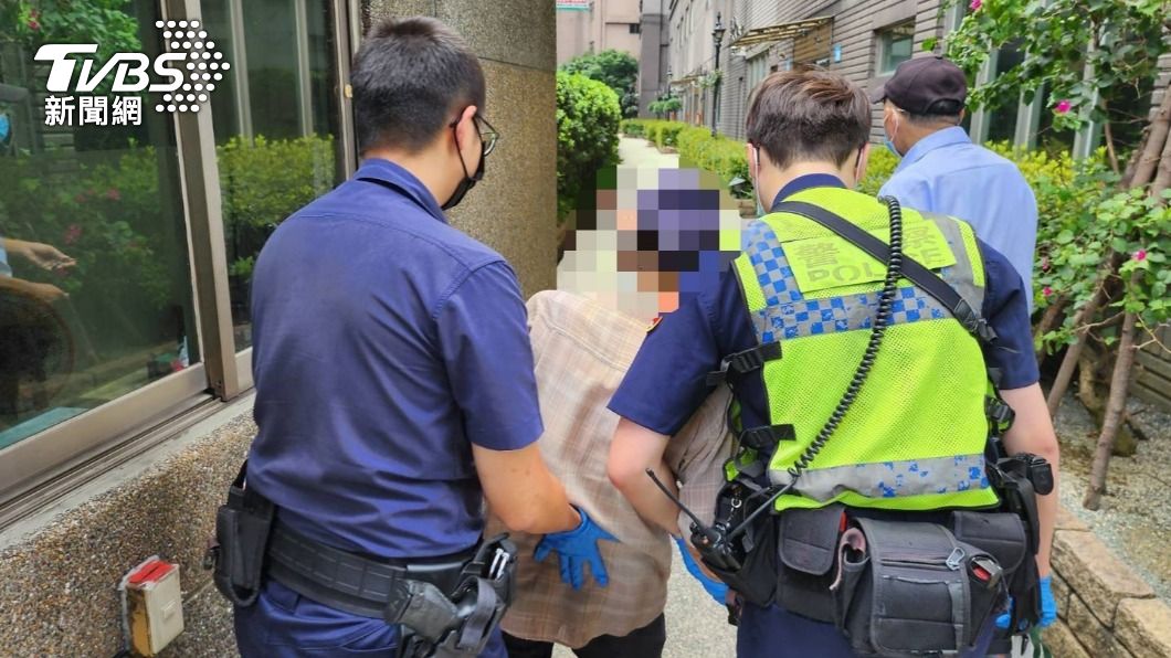當自己阿公！海山暖警見翁失禁蹲路邊　清洗換衣護送回家