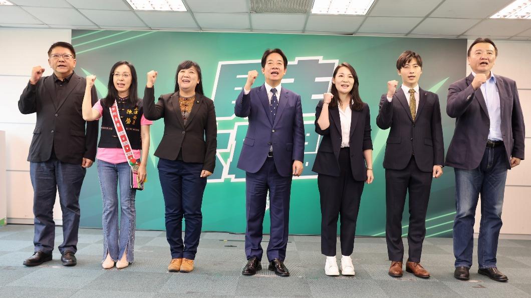 曾玟學(右二)與民進黨合作參選苗栗立委。(圖/民進黨提供)