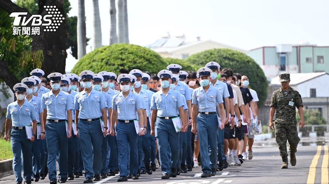 年輕的官校新生,一起加入海軍行列(畫面翻攝/中華民國海軍FB)