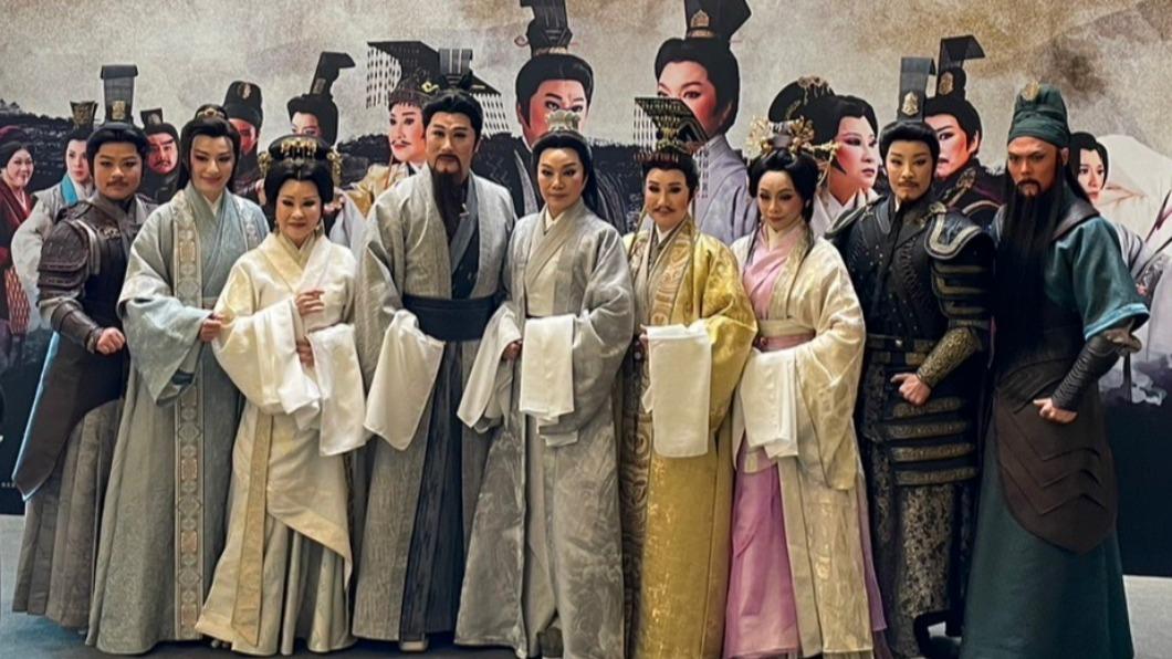 鄒慈愛(右二)接替李文勳演出。(圖/唐美雲歌仔戲團提供)