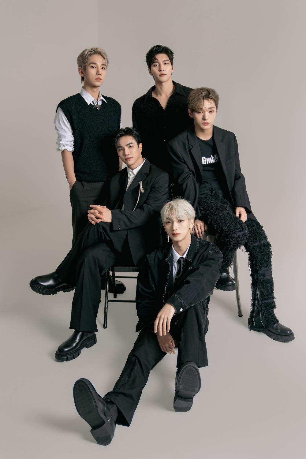 冠軍團VANNER的5位成員Ahxian、GON（上排左至右）、泰煥、慧成（中排左至右）與泳光（前排中）能唱能跳，魅力十足。（圖／華藝娛樂提供）
