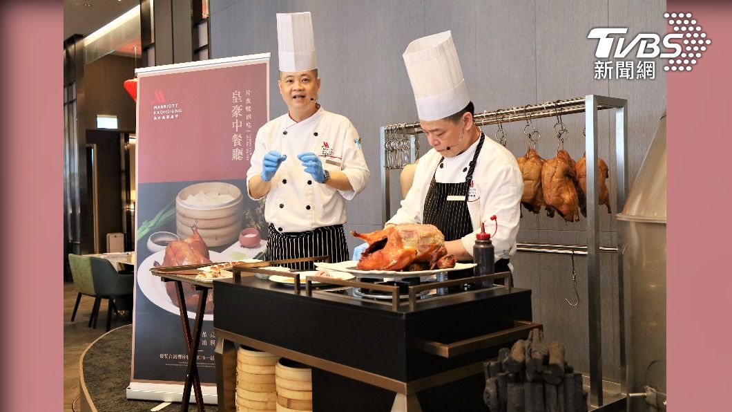 烤鴨降暑氣！跨國連鎖酒店推古法片皮鴨四吃 搶攻市場