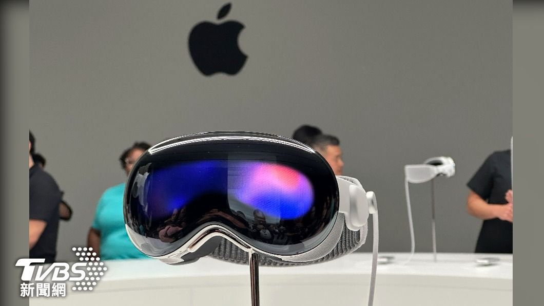 蘋果新發行的虛擬頭戴裝置Vision Pro，被外界視為、是繼iPhone之後最冒險的挑戰。（圖／達志影像美聯社）