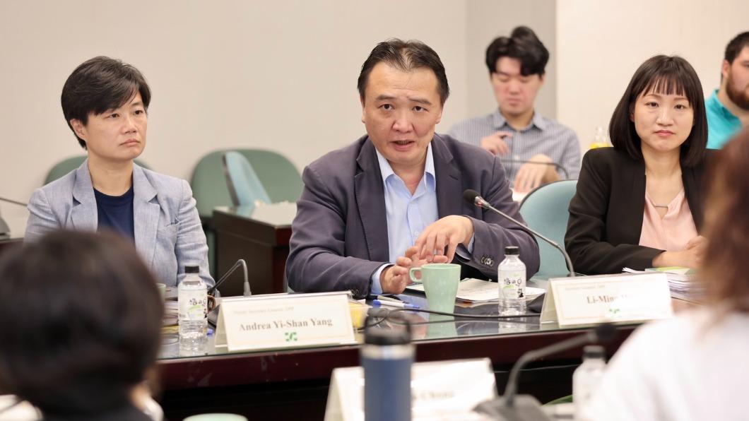 民進黨祕書長許立明等人接待國際特赦組織訪團。(圖/民進黨提供)