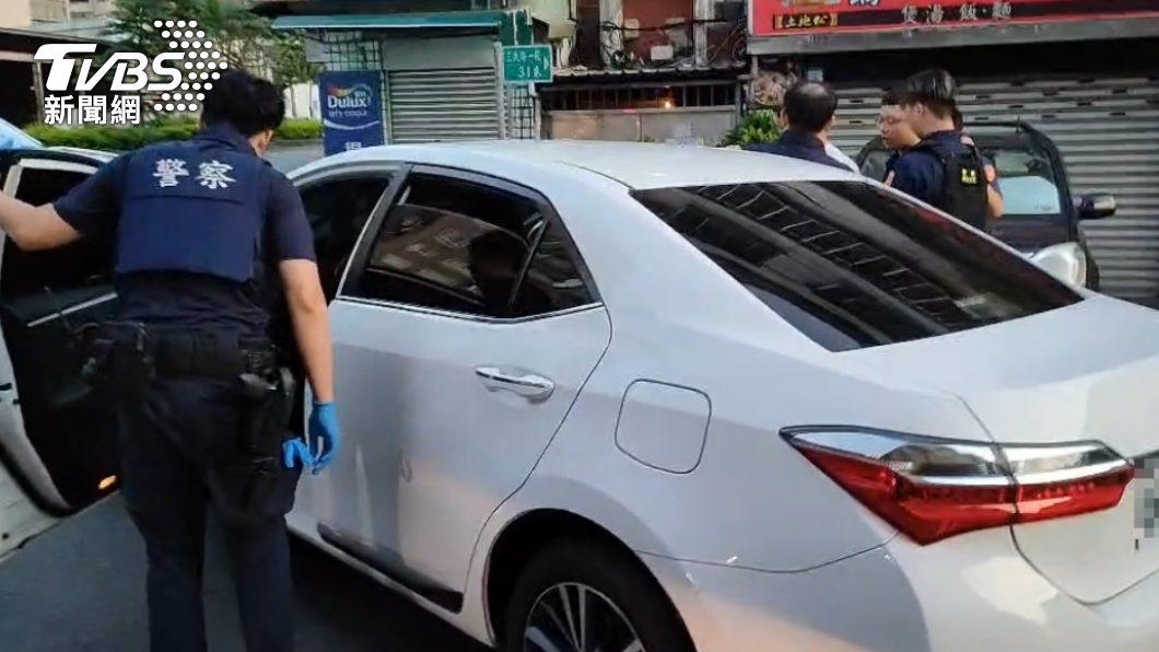 警方於車內發現毒品。（圖／TVBS）