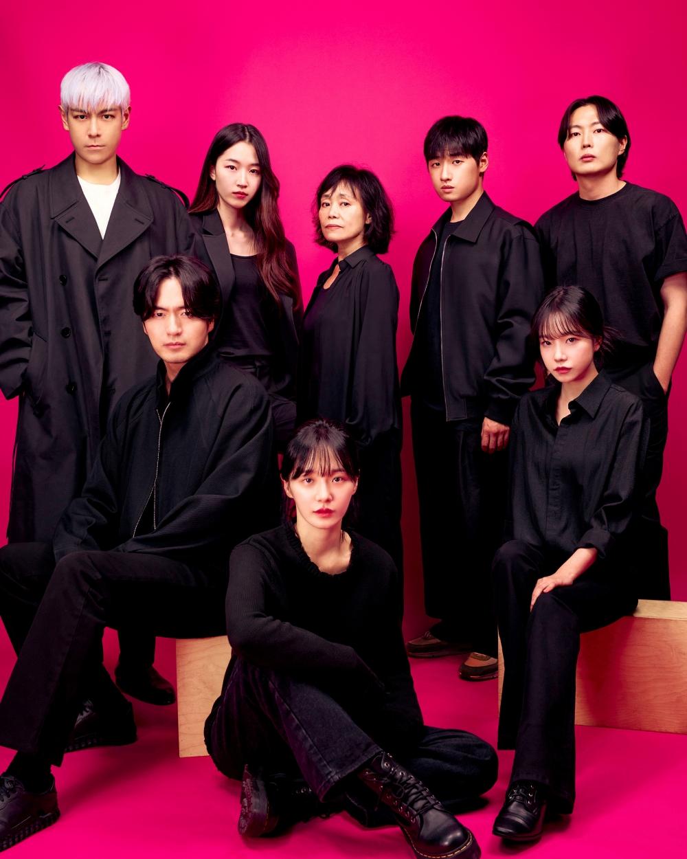 T.O.P(最左)拍團體照的當下其實還不確定是否會加入《魷魚遊戲2》。(圖/Netflix提供)