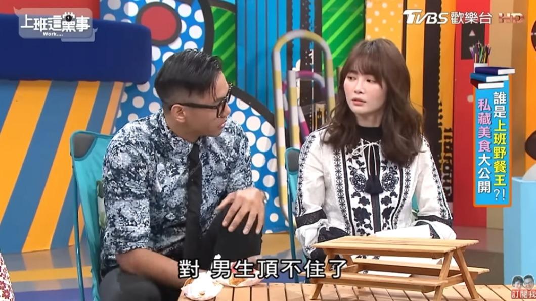 黑人在吃完來賓介紹的甜食,直呼頂不住。(圖/TVBS)