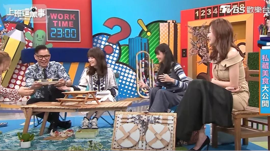 黑人接過飯糰,郭源元露出笑容。(圖/TVBS)