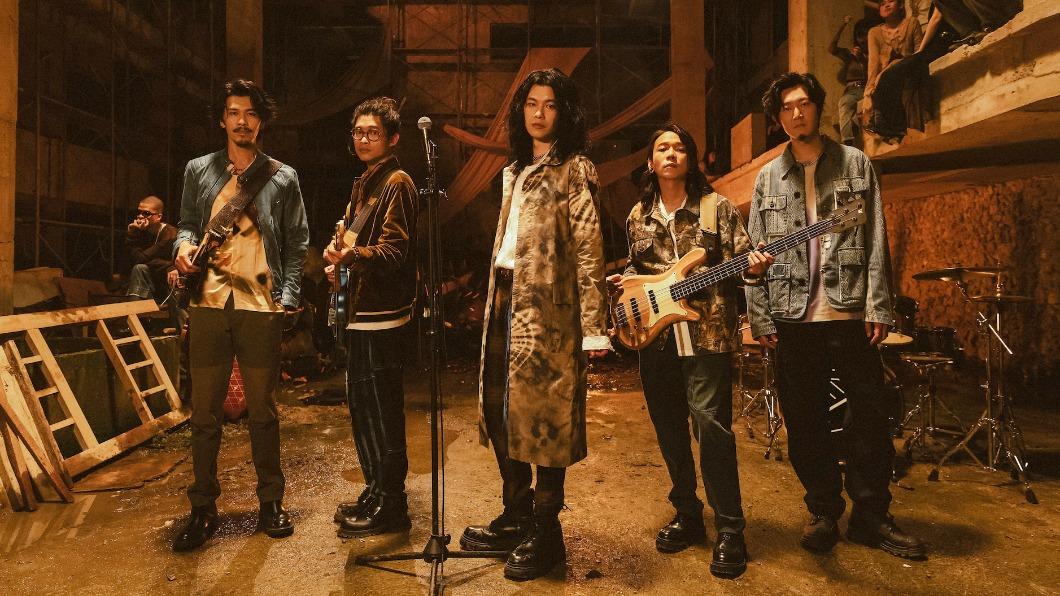 麋先生好大膽!前進鬧鬼廢墟開趴 鼓手驚喊「火燒屁股」