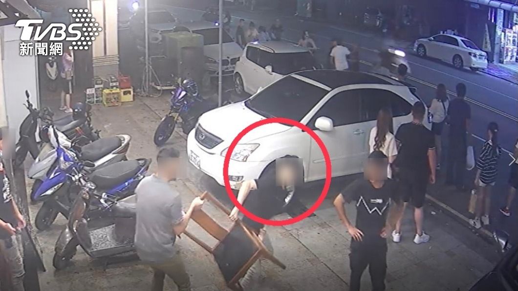 互看不順眼?慶生慶到打起來 男拿椅攻擊反被搶走挨砸送醫