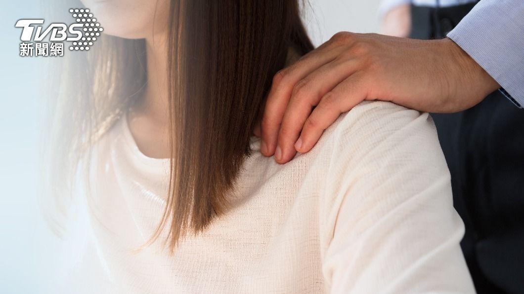 尋求親友支持，能使情緒有抒發窗口。（示意圖／shutterstock 達志影像）