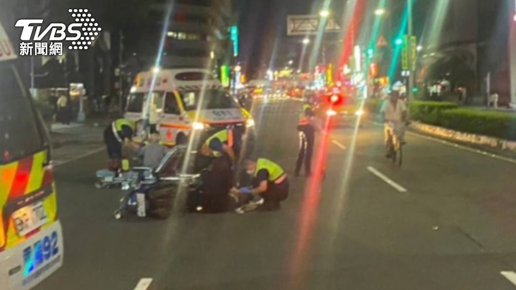 車禍地點就在三重警分局門口,員警馬上出來協助。(圖/TVBS)
