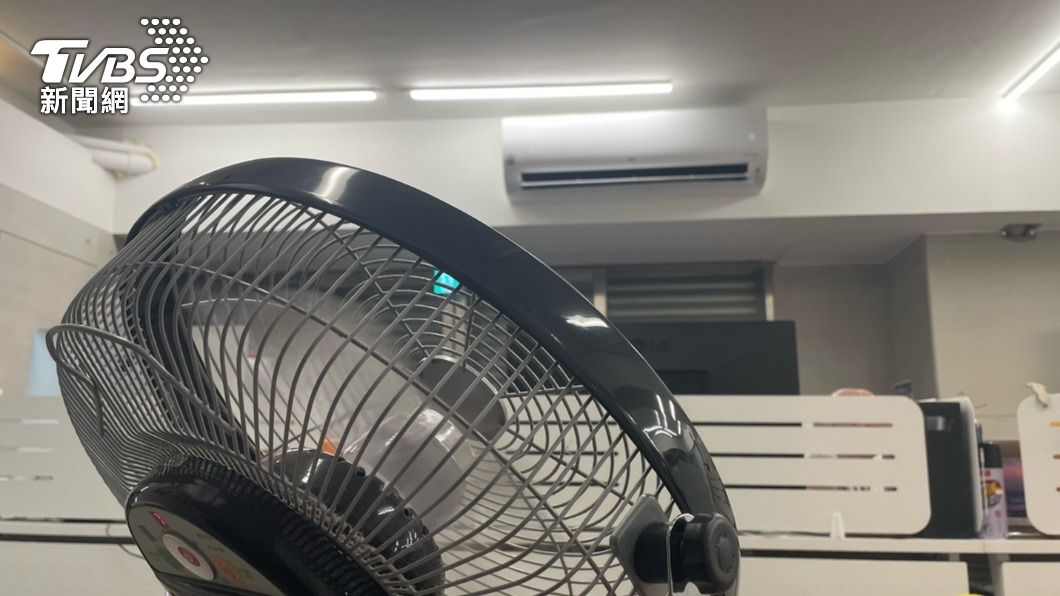 電扇正確使用方式為加強空氣對流，而不是對著人體狂吹。（圖／486提供）