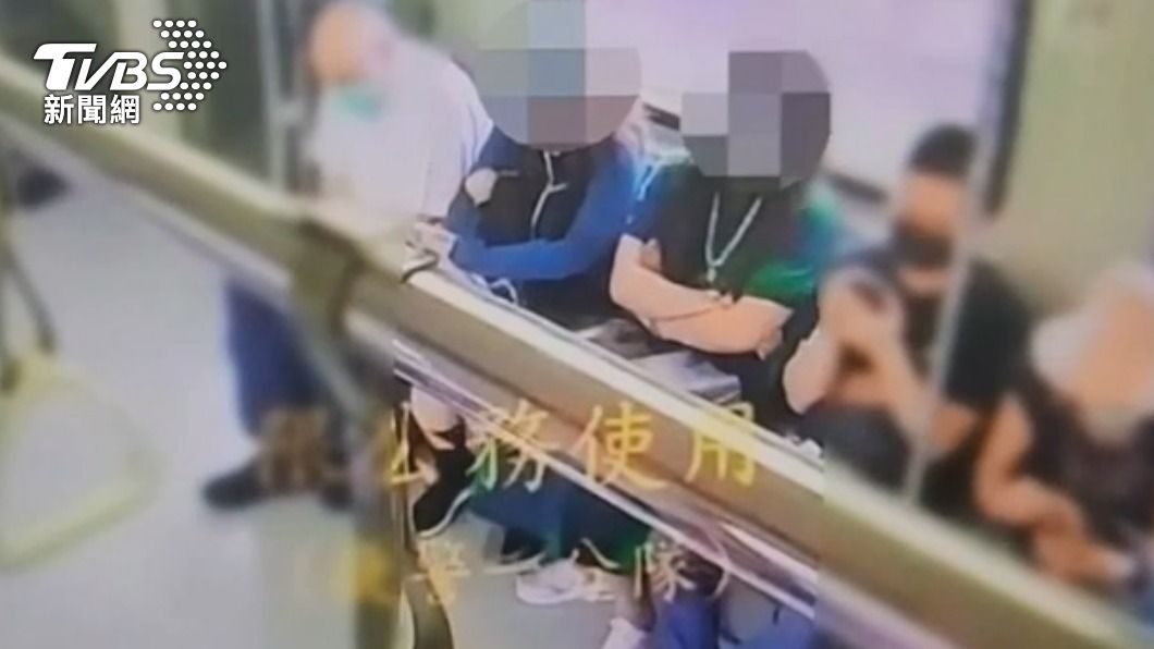 2名女子互踩腳比不雅手勢、摔手機。(圖/TVBS)