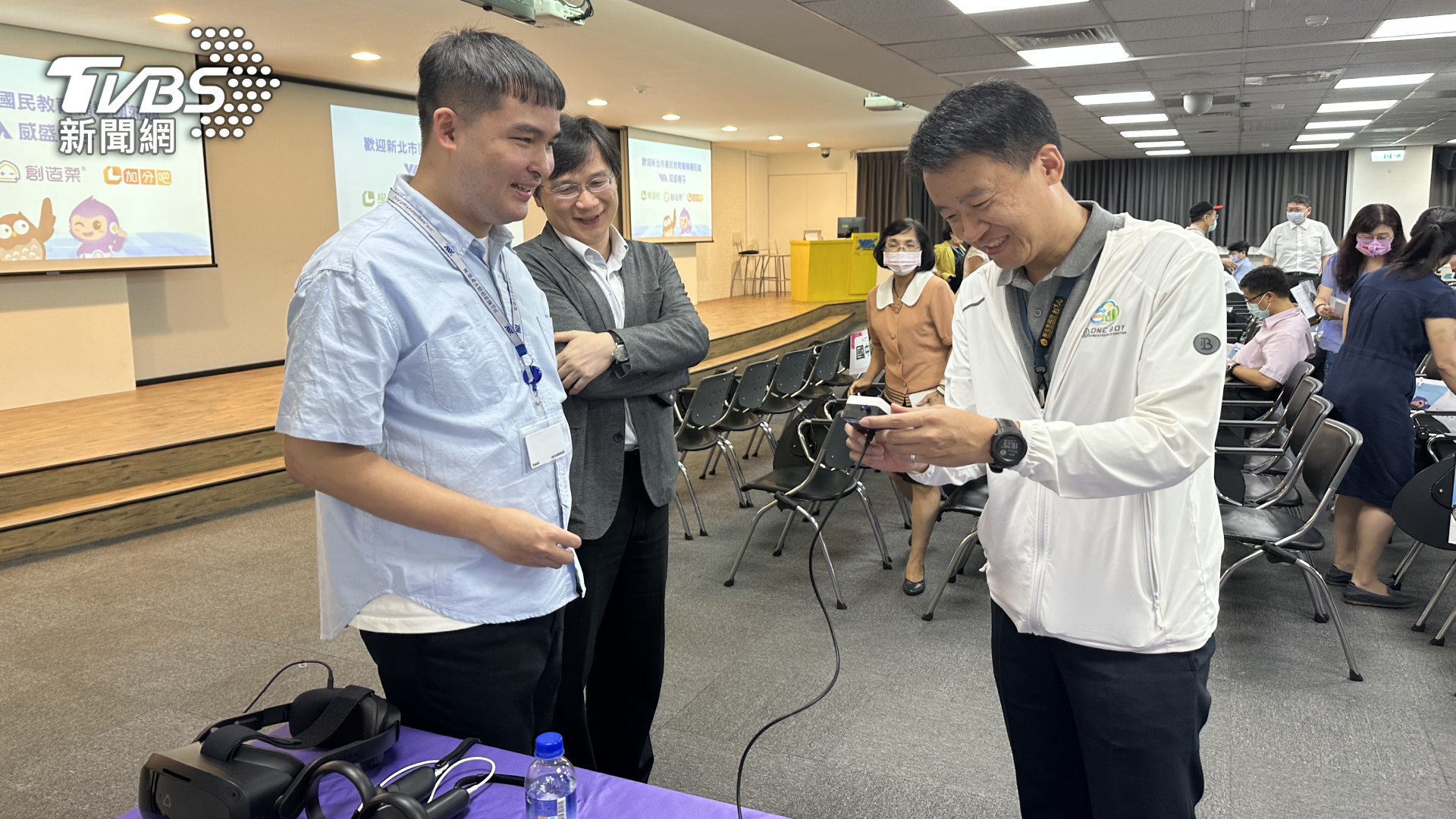 新北市教育局教資科翁健銘科長(右),實際體驗視覺與語音辨識小栗方AI學習機(圖/學習吧)
