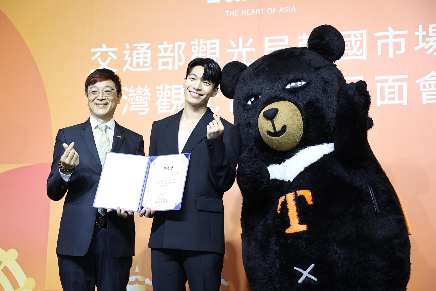魏嘏雋與交通部觀光局林信任副局長(左)、喔熊組長合照。(圖/張哲鳴攝)