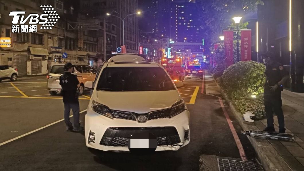警方於車內起獲笑氣鋼瓶。(圖/TVBS)