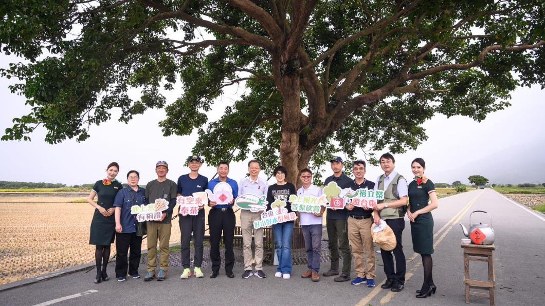 長榮航空總經理孫嘉明、台東縣長饒慶鈴等人到現場慶祝活動。（圖／翻攝自EVA Airways Corp. 長榮航空臉書）
