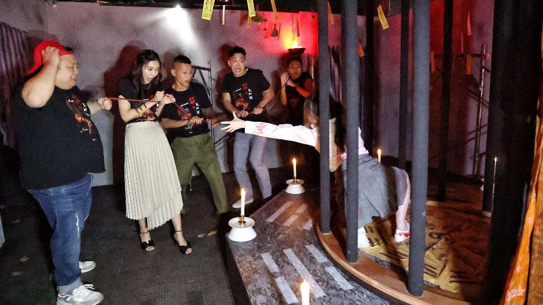 主演群們實地參觀粽邪體驗展。(圖/華影提供)