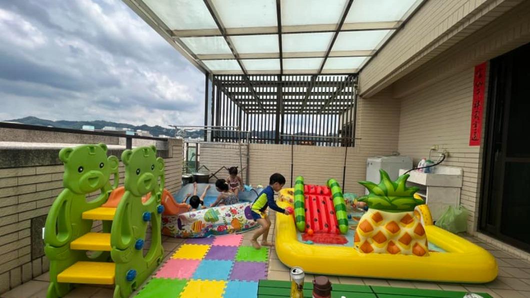 貼文底下也釣出網友分享自家的水上樂園。(圖 / 翻攝自臉書)
