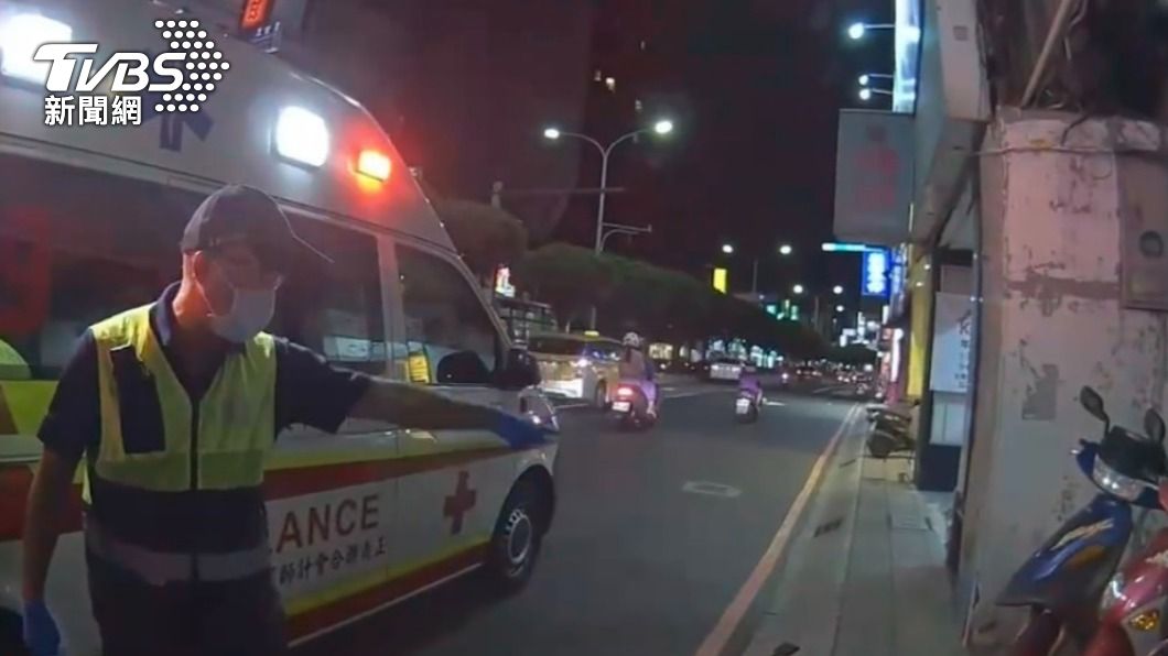 遭攻擊的消防員向警方還原當時狀況。(圖/TVBS)