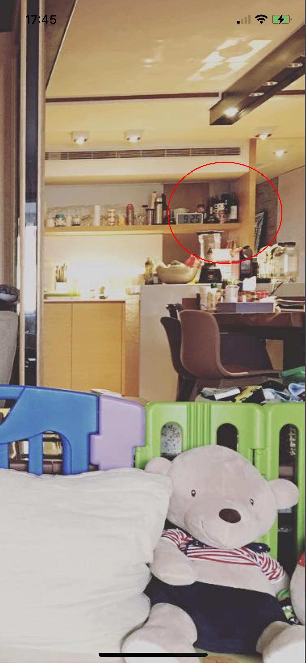 網友挖出黑人舊家中的酒櫃照。(圖/翻攝范范IG)