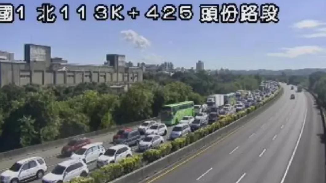 國1南向頭份段砂石車爆胎!滿地廢土還在清 回堵4公里