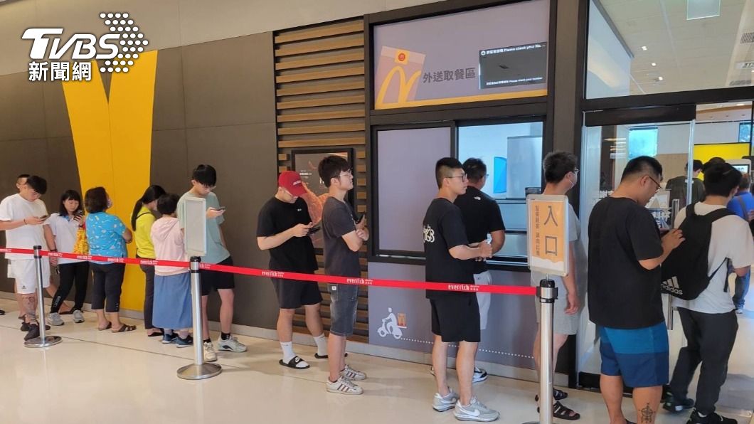 金門首間麥當勞來了!頭香凌晨3點到 排隊人潮繞賣場半圈