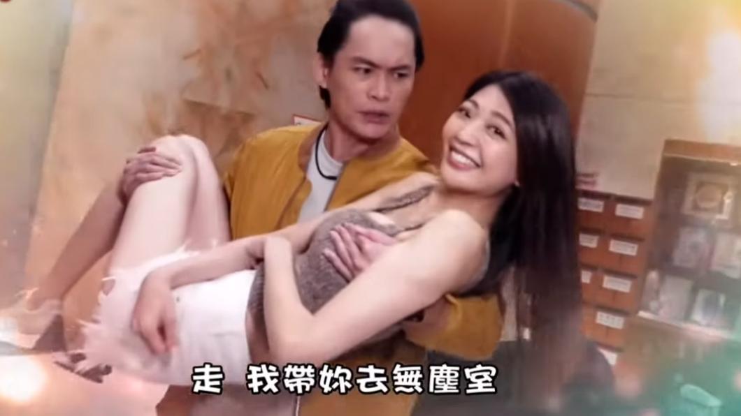 黃鐙輝在節目上公主抱辣模陳育涵,因未注意到將手放在胸部上。(圖/翻攝自YT)