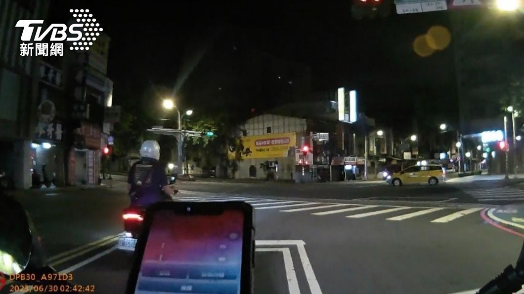 呂姓通緝犯停等紅燈時遭警方攔查。（圖／TVBS）