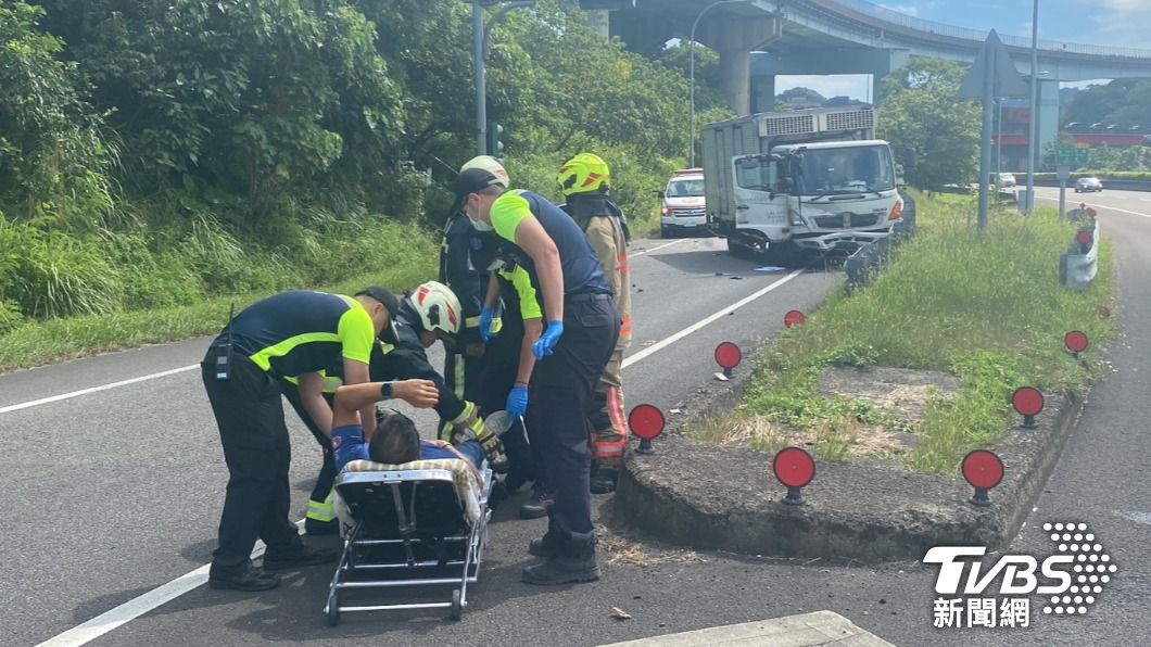 這起車禍造成貨車駕駛受困車內，計程車駕駛自行脫困，而自小客車則是兩人一狗送醫救治。（圖／ＴＶＢＳ）