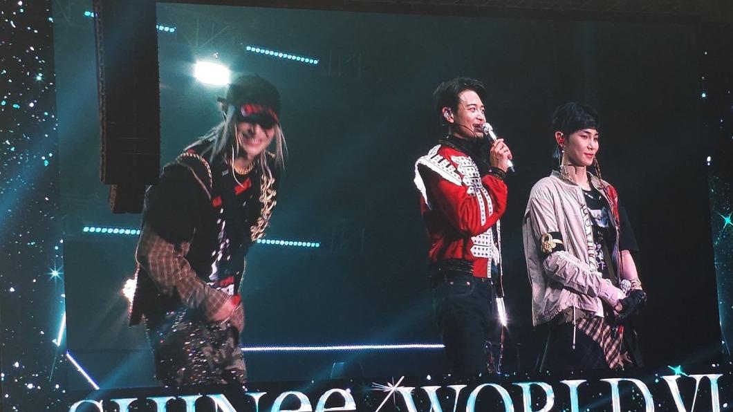 SHINee珉豪跟Key站位黏緊緊! 催淚原因感動萬人:是為了鐘鉉