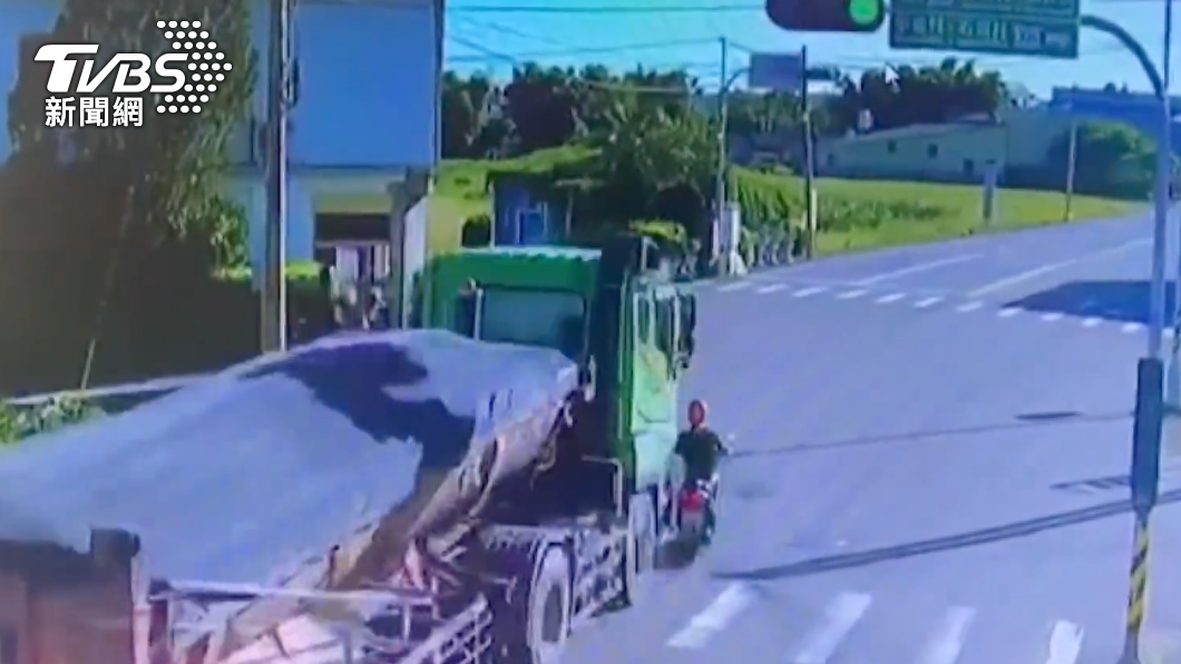 悚!苗栗騎士遭砂石車撞倒拖行 慘捲車底「頭部重創昏迷」