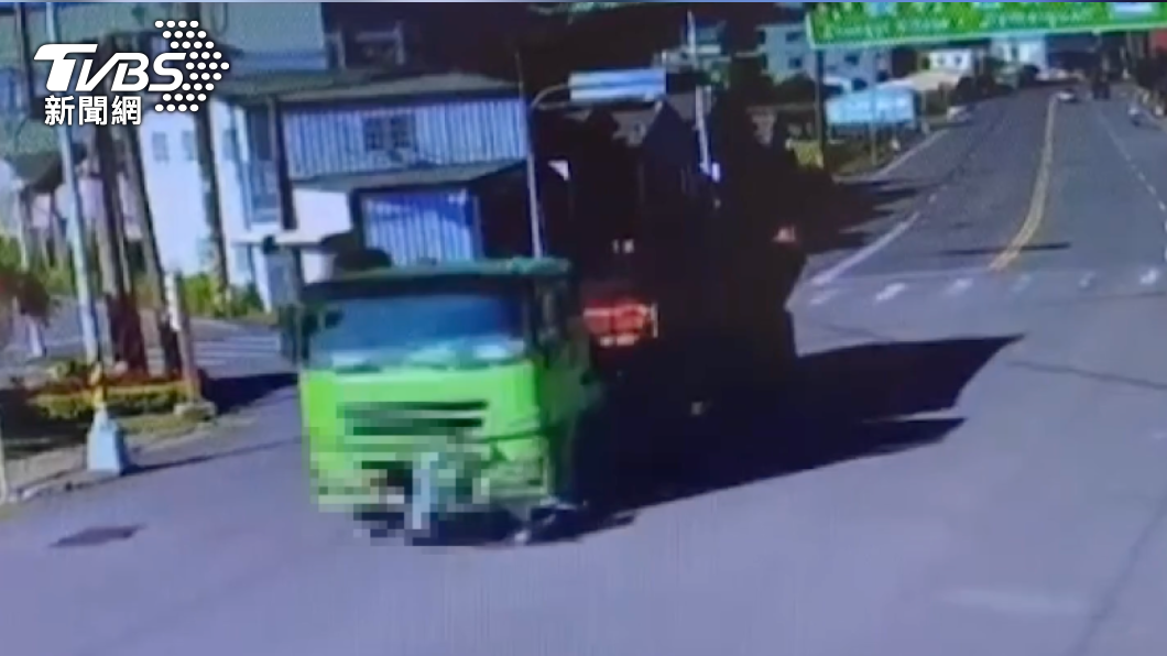 彭男被捲入車底。（圖／警方提供）
