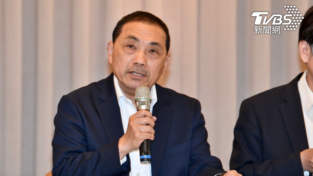 新北市長侯友宜今(30)日親自出席幼兒園餵藥案記者會。(圖/胡瑞麒攝)
