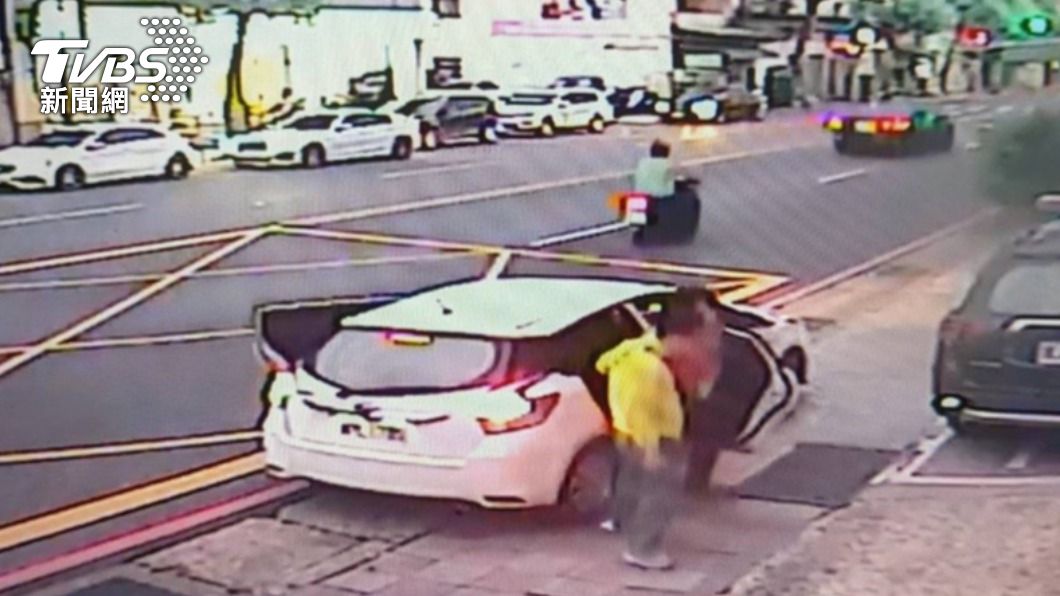 警方逮捕25歲陳姓假幣商兼車手，帶回訊問後依詐欺罪嫌移送新北地檢署偵辦。（圖／TVBS）